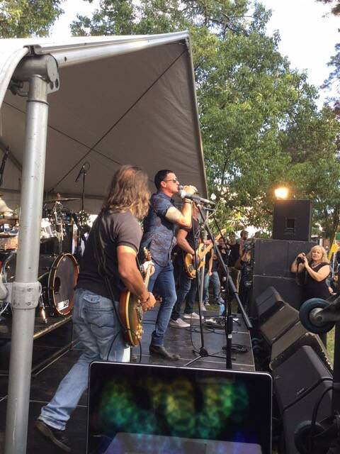 Shannon Noll belts it out at the CAWB 1000 day party.