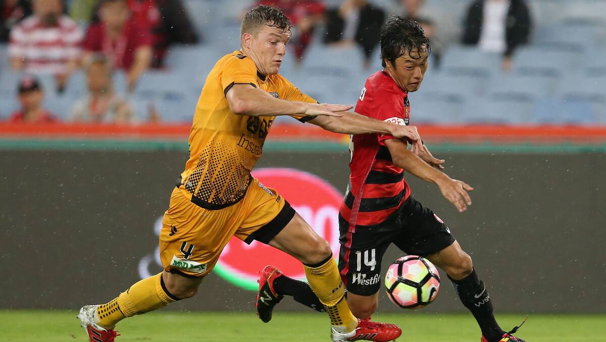 RIVALS: Western Sydney Wanderers player Jumpei Kusukami battles Perth Glory's Shane Lowry for the ball in the round 13 draw between the two sides. Picture: Getty Images