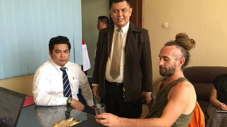 David Taylor, right, with lawyers Yan Erick Sihombing, left, and Haposan Sihombing in Denpasar. Photo: Supplied