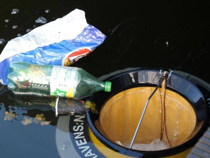 Two Australian surfers have invented a bin to vacuum up rubbish from the ocean.