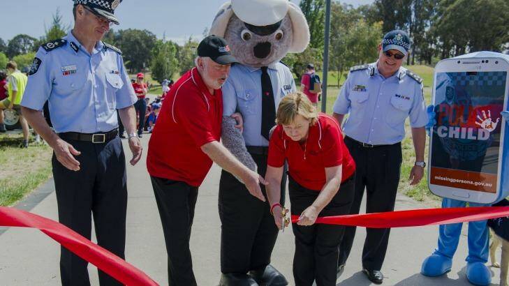 Bruce and Denise Morcombe cut the ribbon to start the walk. Photo: Jamila Toderas