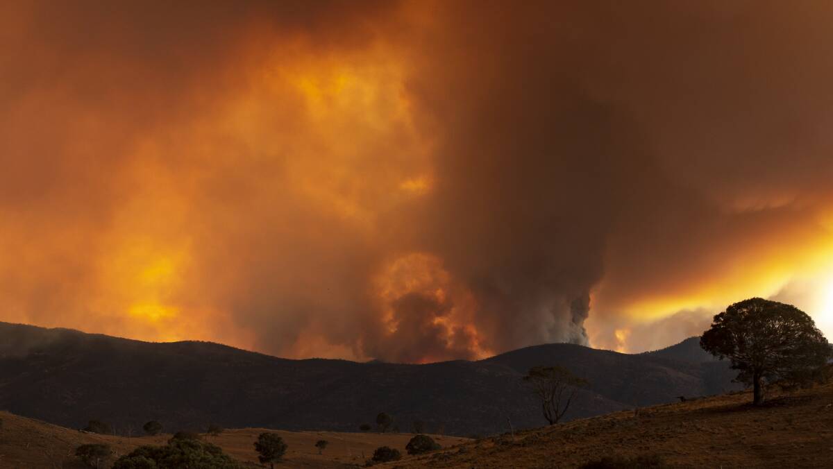 Climate-related events, such as bushfires, pose 11 'priority' risks to Australians, government assessment finds. Picture by Sitthixay Ditthavong