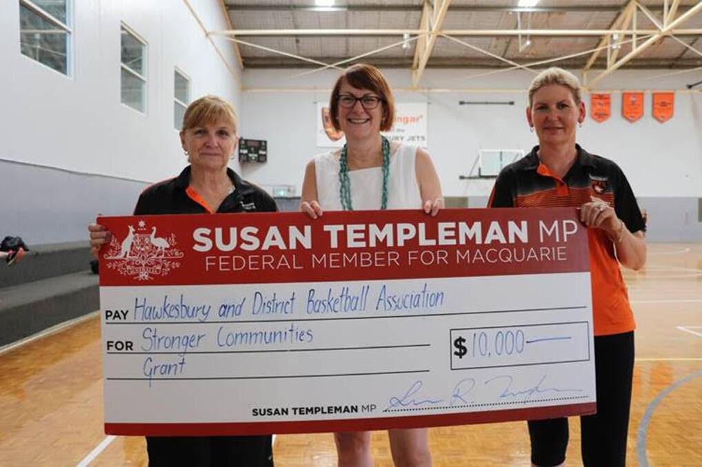 Cheque ceremony: Macquarie MP Susan Templeman with HDBA members Cleo Pickard (left) and Stacy O'Toole. Picture: Supplied.