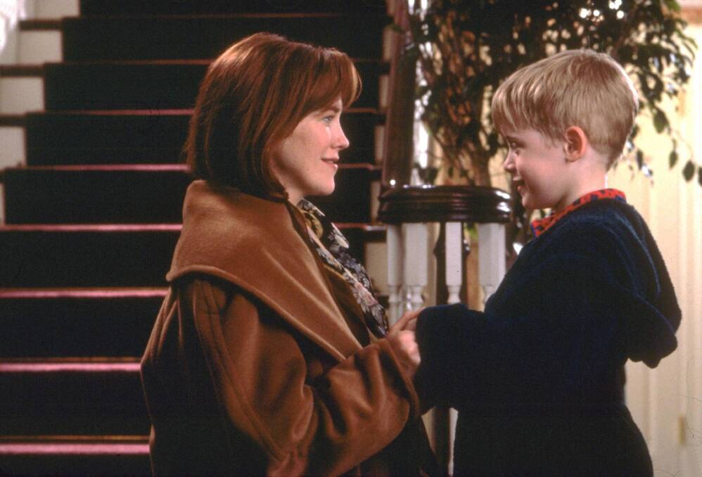 Catherine O'Hara and Macaulay Culkin star in Home Alone (1990)