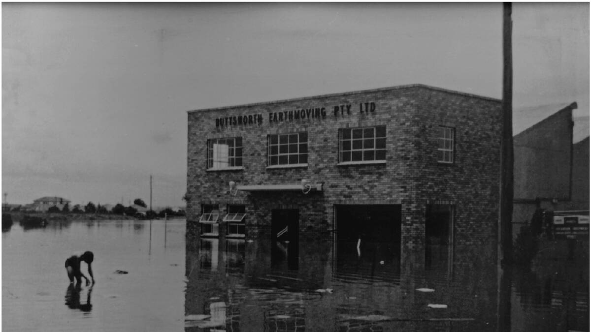 History: November 1961 Flood, Maquarie Street Windsor (now Windsor Toyota). Photo: Buttsworth Industrial Supplies.