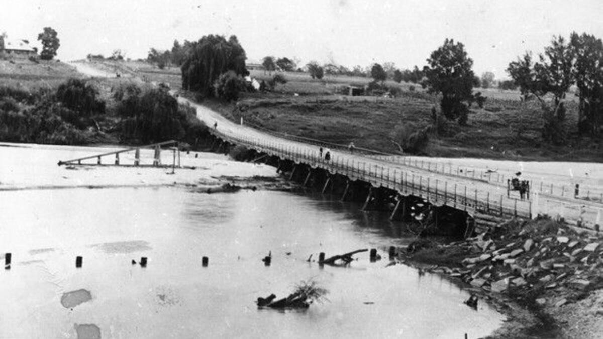Richmond Bridge c. 1900 looking towards North Richmond with the Woolpack Inn, later known as the Traveller's Rest some distance up the river bank. Picture: Courtesy of the State Library of NSW.