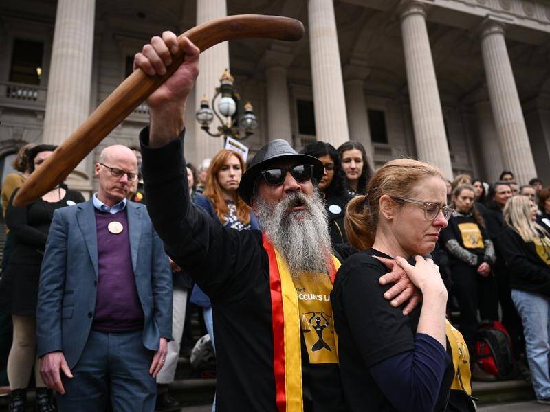 Uncle Crow makes a point during a rally in Melbourne calling for all of Poccum's law to be enacted. (Joel Carrett/AAP PHOTOS)