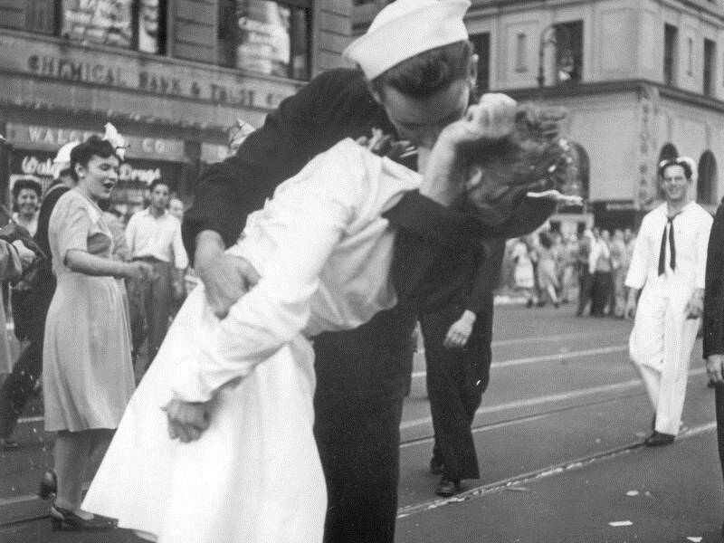 The US sailor shown kissing a woman celebrating the end of World War II has died.