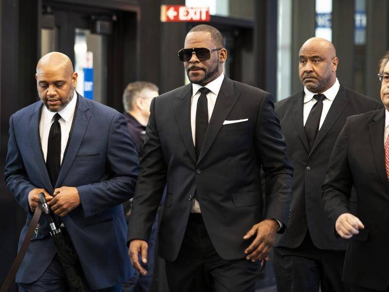 R. Kelly appeared at an Illinois club, with some fans paying $US100 for the brief privilege.