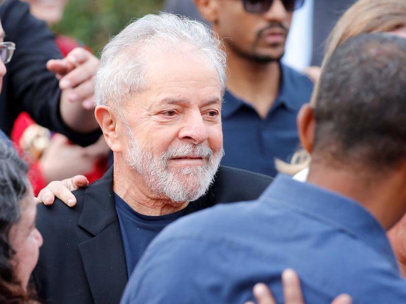 Former Brazilian president Luiz Inacio Lula da Silva (C), leaves prison after a Supreme Court ruling