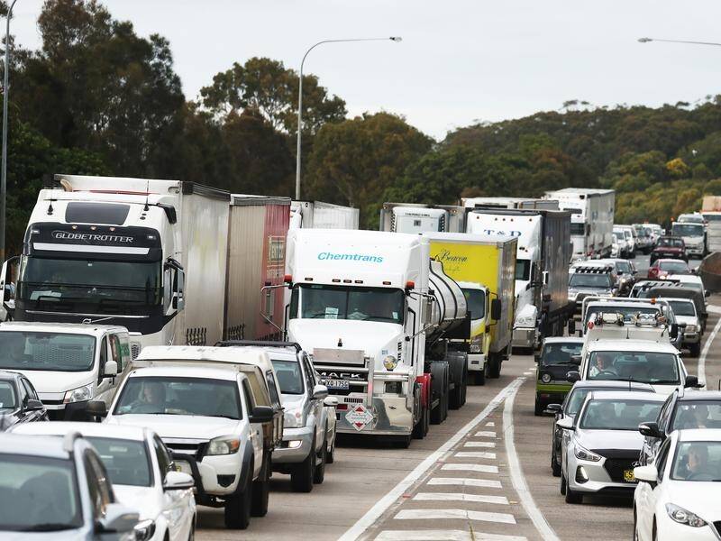 Motoring experts say 100,000 commuters could be added to Adelaide roads by new housing developments. (Jason O'BRIEN/AAP PHOTOS)