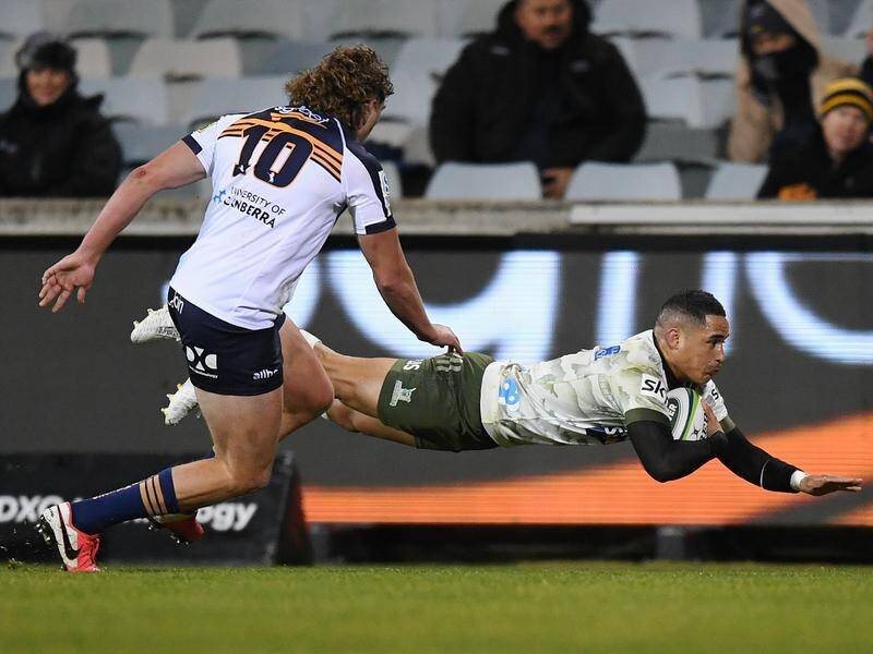 All Blacks star Aaron Smith scored two tries and inspired the Highlanders' win over the Brumbies.