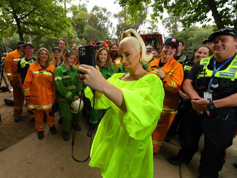Pop star Katy Perry has performed in Victoria's Bright to help the region recover after bushfires.