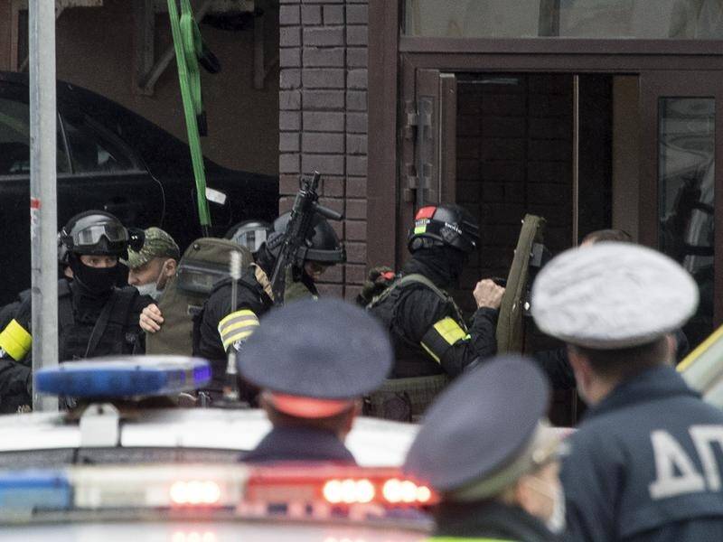 Russian police have detained a man who threatened to blow up a bank with explosives.